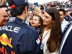 Серихо Перес после гонки в Мехико принимает поздравления от отца, супруги и 3-летней дочки, фото пресс-службы Red Bull