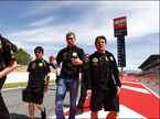 Виталий Петров с инженерами Lotus Renault GP на трассе Гран При Испании