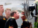 Сотрудники Pirelli пытаются охладиться на Гран При Венгрии