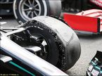 Разрушенная шина на Mercedes Льюиса Хэмилтона