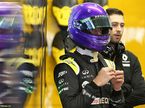 Даниэль Риккардо в боксах Renault на тестах в Барселоне