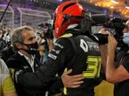 Ален Просто поздравляет Эстебана Окона, занявщего 2-е место в Гран При Сахира, фото HochZwei