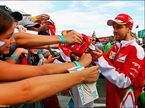 Вечером в субботу гонщики Ferrari раздавали автографы