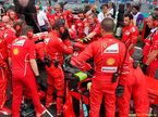 Механики Ferrari пытаются решить проблемы на машине Райкконена на стартовой решётке Гран При Малайзии