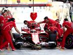 Машина Кими Райкконена в боксах Ferrari на тренировках в Абу-Даби
