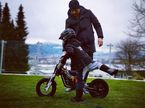 Юный Робин Райкконен осваивает кроссовый мотоцикл под руководством папы, фото из Instagram гонщика