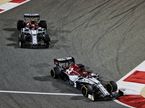Машины Alfa Romeo на трассе Гран При Бахрейна