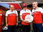 Фредерик Вассёр, руководитель Alfa Romeo, и Беат Цендер, менеджер команды, вручают Кими специальный тортик