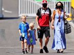 Ким Райкконен со своим семейством в паддоке Гран При Австрии, фото XPB