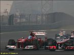 Фернандо Алонсо ведет борьбу с соперниками на трассе Гран При Индии