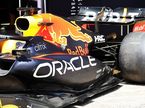 Машина Red Bull RB18 на пит-лейн автодрома в Барселоне