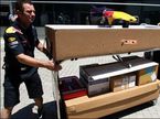 Механики Red Bull Racing за разгрузкой оборудования