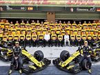 Групповая фотография Renault Sport F1 в конце сезона