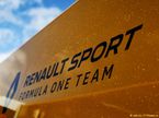 Логотип Renault на трейлере команды