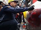 Даниэль Риккардо на мероприятии Red Bull в среду вместе с напарником расписывал машины