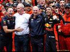 Даниэль Риккардо принимает поздравления от руководства Red Bull Racing