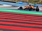 Даниэль Риккардо за рулём McLaren MCL35M на трассе во Франции