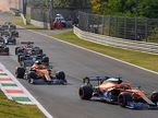 Гонщики McLaren на трассе в Монце во время субботнего спринта