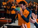 Перед тренировками в Сильверстоуне Даниэль Риккардо отведал именинного торта, фото пресс-службы McLaren