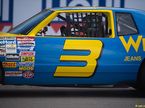 Даниэль Риккардо за рулём исторической машины NASCAR из коллекции Зака Брауна на трассе в Остине, 2021 год