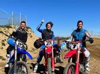 Даниэль Риккардо (справа) с друзьями на мотокроссовой трассе, фото из социальных сетей
