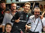 Джордж Расселл вместе с инженерами Mercedes радуется завершению сезона