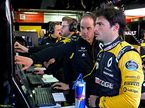 Карлос Сайнс общается с инженерами Renault на тестах в Барселоне