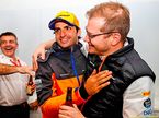 Карлос Сайнс и Андреас Зайдль празднуют подиум на Гран При Бразилии