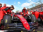 Механики Ferrari работают с машиной Карлоса Сайнса перед стартом Гран При Австралии