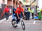 Карлос Сайнс разъезжает по паддоку Монако на велосипеде, фото XPB