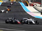 Шарль Леклер борется за позицию с Романом Грожаном, гонщиком Haas, на трассе Гран При Франции