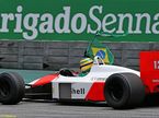 Бруно Сенна за рулём исторической McLaren MP4/4 на трассе в Сан-Паулу