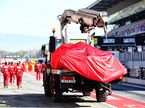 Машину Ferrari возвращают в боксы команды после аварии на тестах в Барселоне