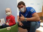 Пьетро Фиттипальди с ребёнком, проходящим лечение в Levine Children’s Hospital