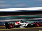 Нико Хюлкенберг за рулём машины Haas на тренировках в Сильверстоуне