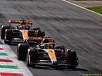 Машины McLaren на трассе в Монце