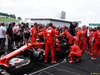 Механики Ferrari на стартовой решетке в Малайзии
