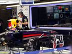 Механики Red Bull Racing работают с машиной Себастьяна Феттеля