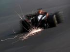 Искры из-под McLaren Оскара Пиастри на трассе в Лас-Вегасе, фото XPB