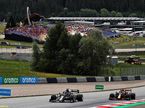 Машины AlphaTauri и Red Bull Racing на трассе австрийского автодрома Red Bull Ring