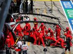 Механики Ferrari закатывают машину Феттеля в боксы
