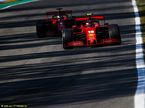 Машины Ferrari на трассе в Монце