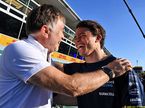 Ник де Вриз принимает поздравления с успехом от Йоста Капито, руководителя команды Williams