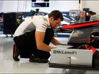Инженер McLaren работает с машиной Дженсона Баттона