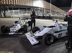 Деймон Хилл и Джонни Херберт у исторических машин Williams FW07 в дни Гран При Саудовской Аравии