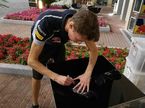 Даниил Квят подписывает свои гоночные перчатки после Гран При Абу-Даби