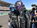 Гонщики Mercedes поздравляют друг друга после успеха в квалификации в Мехико