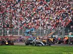 Инцидент на старте Гран При Мексики 2019 года, когда машины Ферстаппена и Хэмилтона оказались за пределами трассы