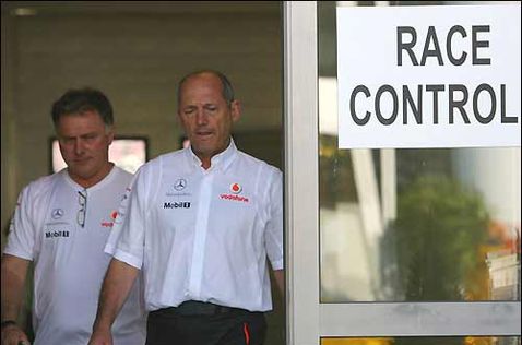 Рон Деннис покидает офис управления гонкой