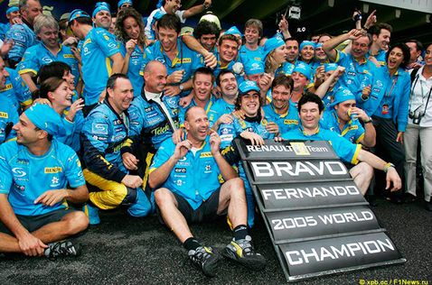 Команда Renault празднует титул Фернандо Алонсо после Гран При Бразилии 2005 года